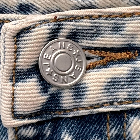 SHEIN Women’s Distressed Denim Shorts Sz L - Picture 5 of 8